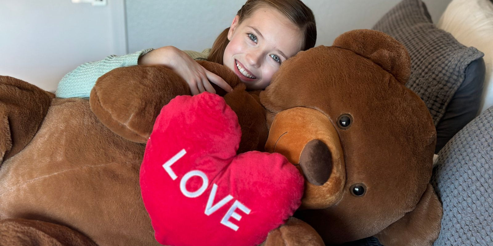 Teddy Bears for Valentine’s Day: Sizes, Styles & Meanings 🧸💘