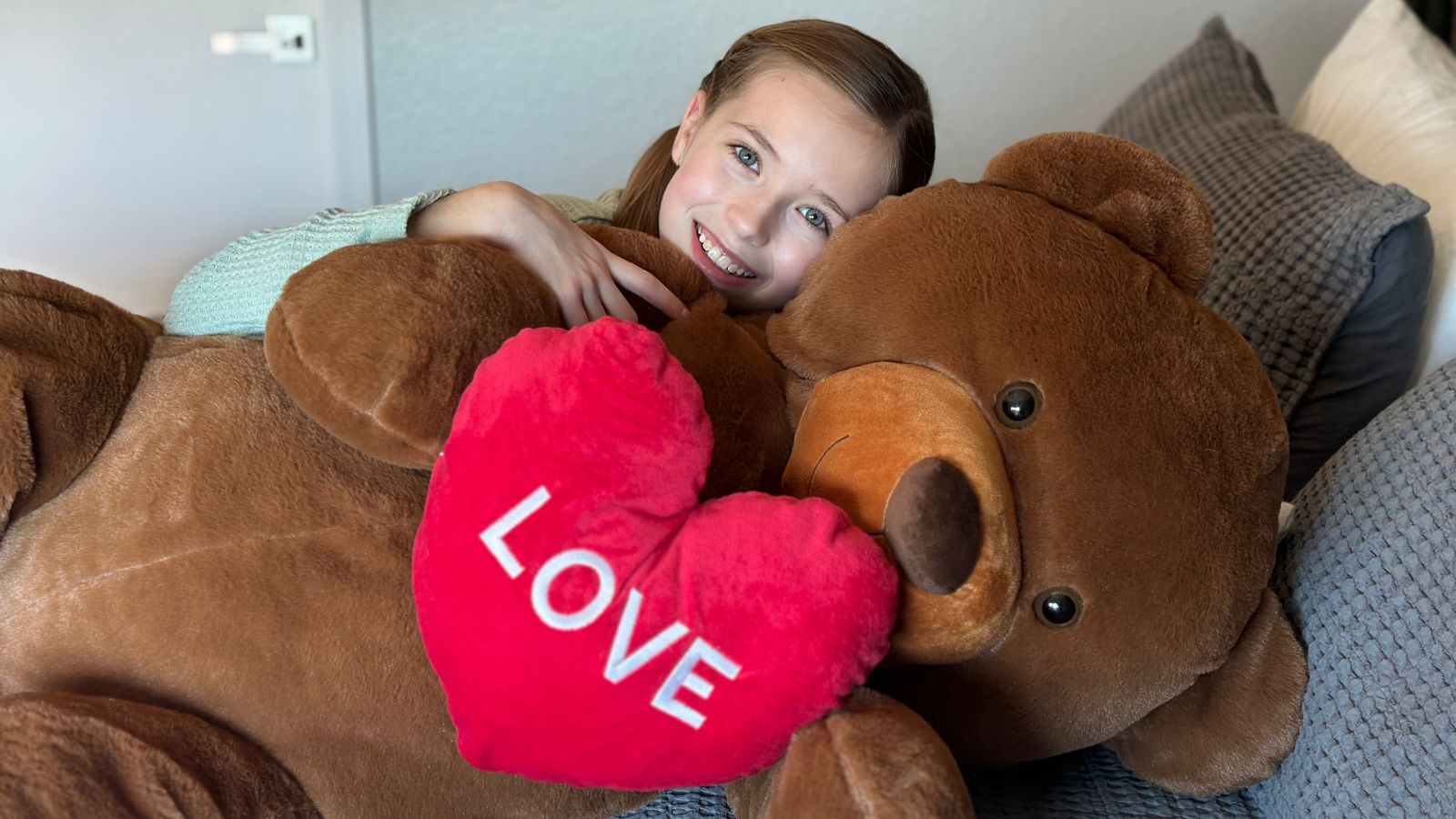 Teddy Bears for Valentine’s Day: Sizes, Styles & Meanings 🧸💘