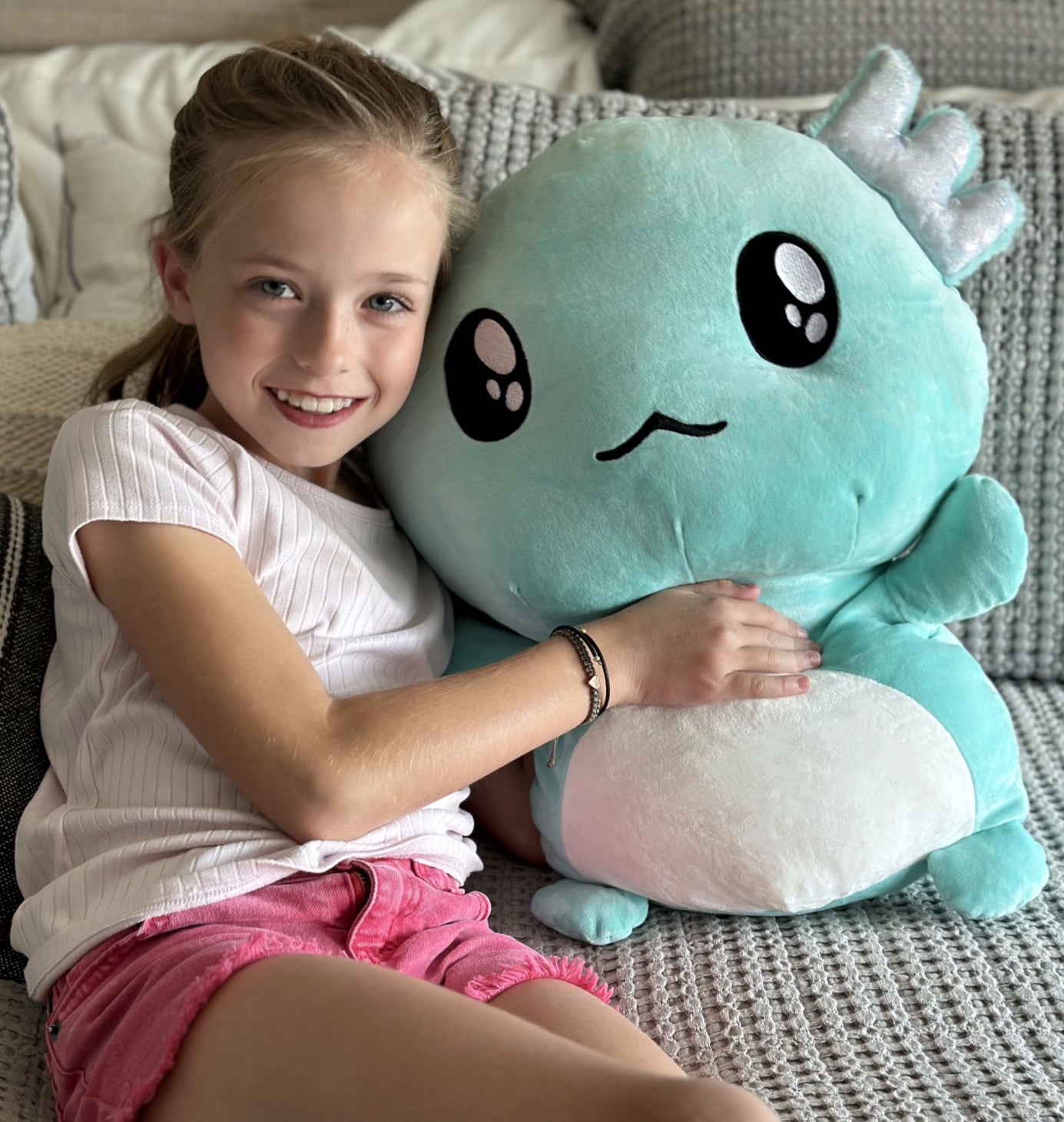 Hey, are any fellow axolotl enthusiasts present? You've got to take a look at this adorable axolotl plushie! It's got the most adorable big eyes and ears that sparkle. Made with a plushy fabric and filled with super soft PP cotton, you won't be able to resist cuddling it. This plush toy isn't just cute, it also doubles as a cozy throw pillow.